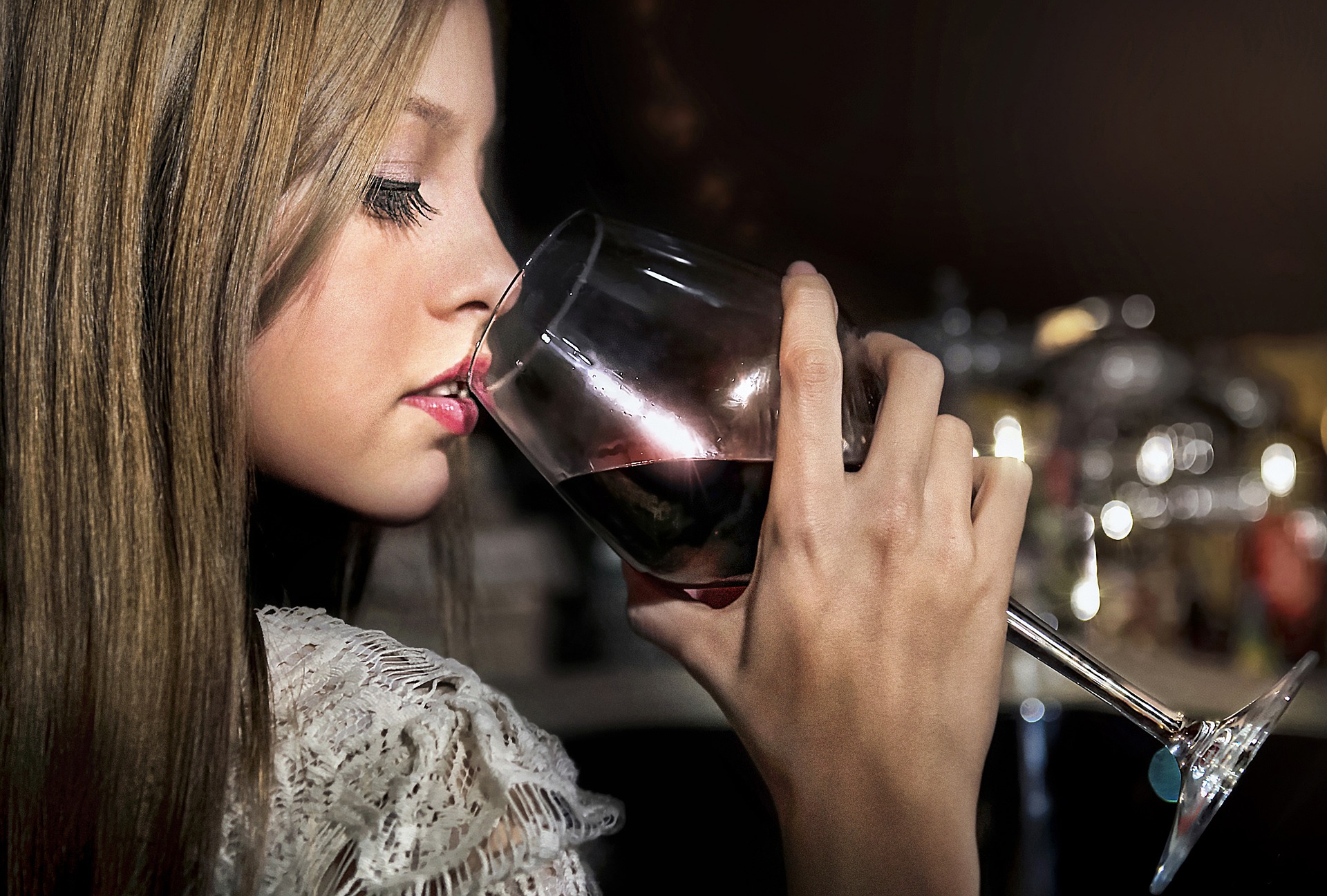 30代女性　合コン　ワインを飲む女性