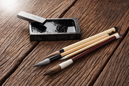 Closeup,Traditional,Writing,Brush,On,Wooden,Desk,,Japanese,Writing,Brush,