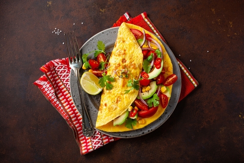 Omelette,With,Tomato,,Avocado,Onion,Chili,And,Sweet,Corn.,Healthy