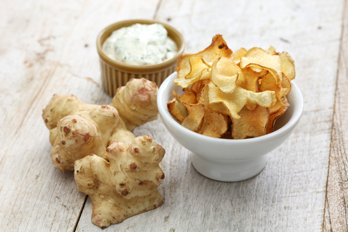 Homemade,Jerusalem,Artichoke,Chips,With,Dipping,Sauce