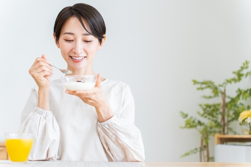 Japanese,Woman,Eating,Breakfast,At,Home
