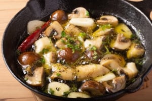 Ajillo,With,Mussels,And,Brown,Mushrooms