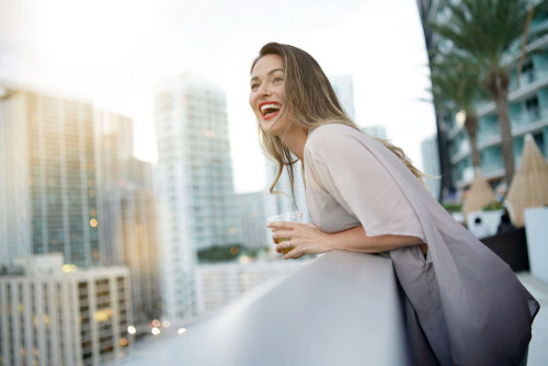 Atttractive,Elegant,Young,Woman,Having,Fun,Smiling,On,Rooftop,Bar