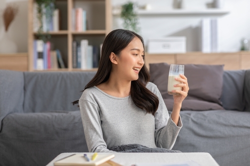 Healthy,Young,Asian,Woman,Drinking,Milk,With,Calcium,For,Strong